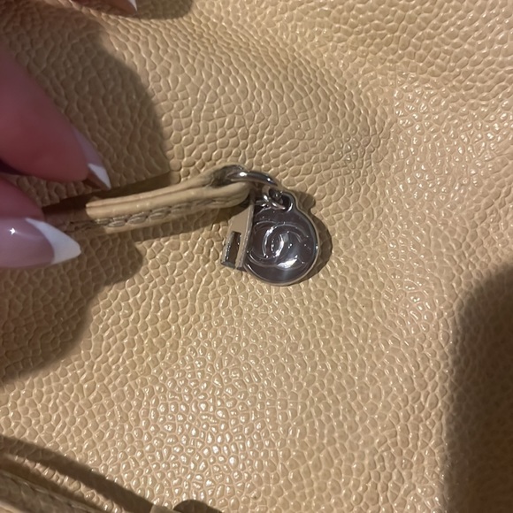 Authentic Chanel caviar drawstring bucket bag - Picture 6 of 8
